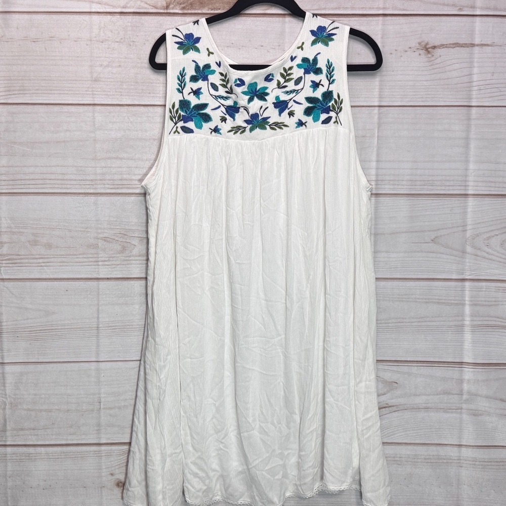 Falls Creek White Floral Embroidered Sleeveless Tunic Top Keyhole Back 2X